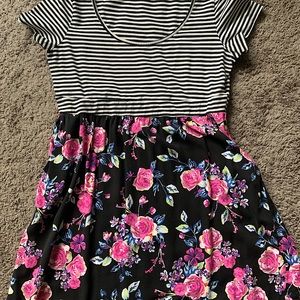 🌸Striped/Floral dress Torrid Size 3 w POCKETS